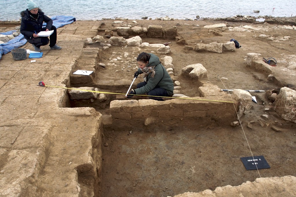 CONTRA O TEMPO - Cientistas no sítio arqueológico às margens do Rio Tigre, no Iraque: patrimônio revelado pela seca -