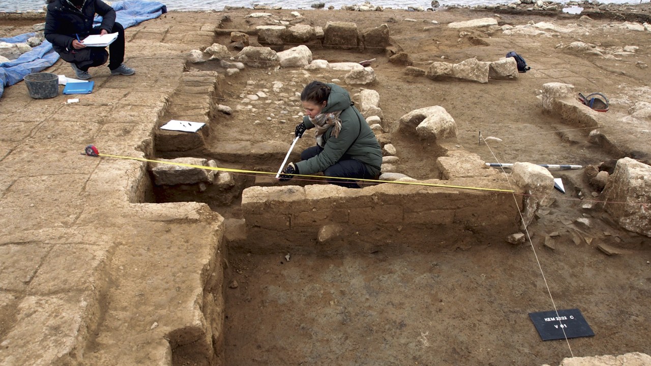 CONTRA O TEMPO - Cientistas no sítio arqueológico às margens do Rio Tigre, no Iraque: patrimônio revelado pela seca -