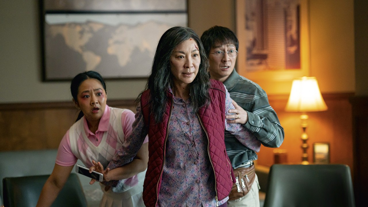 PODEROSA - Michelle Yeoh como Evelyn: mãe e esposa vertida em heroína sem capa -