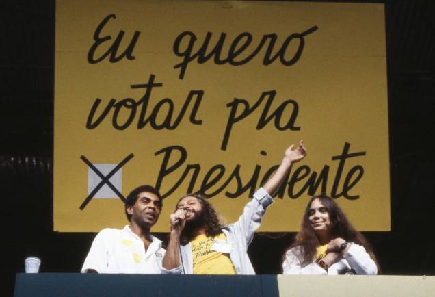 Gilberto Gil, Alceu Valença e Regina Duarte no comício pelas Diretas Já, na Praça da Sé, em 1984.