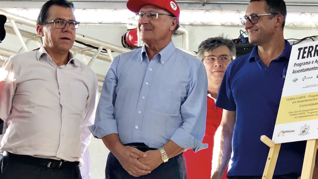 CABEÇA FEITA - Alckmin em Andradina (SP): após anos de críticas, o ex-tucano agora tira selfies com militantes do MST -
