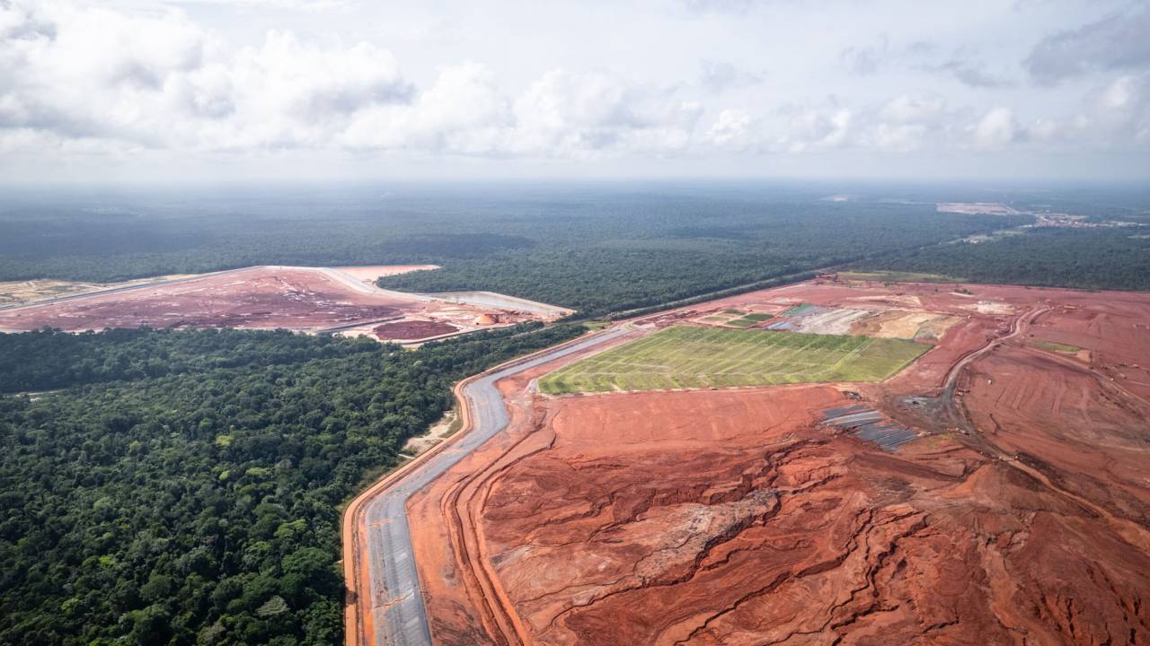 Bacias de Rejeitos (DRS1 e DRS2) da refinaria Hydro Alunorte, empresa pertecente ao grupo norueguês Norsk Hydro (Foto: Cícero Pedrosa Neto/Amazônia Real)