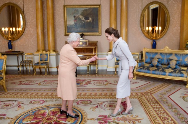 A atriz norte-americana Angelina Jolie é presenteada com a Insígnia de uma Dama Honorária da Grã-Cruz da Ordem Mais Distinta de São Miguel e São Jorge pela Rainha Elizabeth II da Grã-Bretanha no Palácio de Buckingham, no centro de Londres, em 10/10/2014.