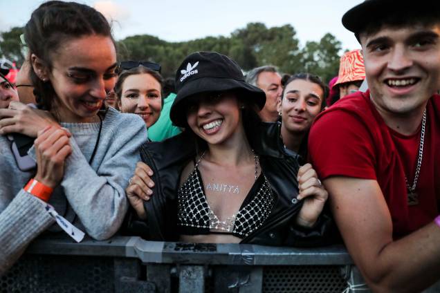 Fãs da cantora Anitta durante sua apresentação no Rock in Rio Lisboa, no Parque da Bela Vista, Lisboa, Portugal, 26/06/2022.