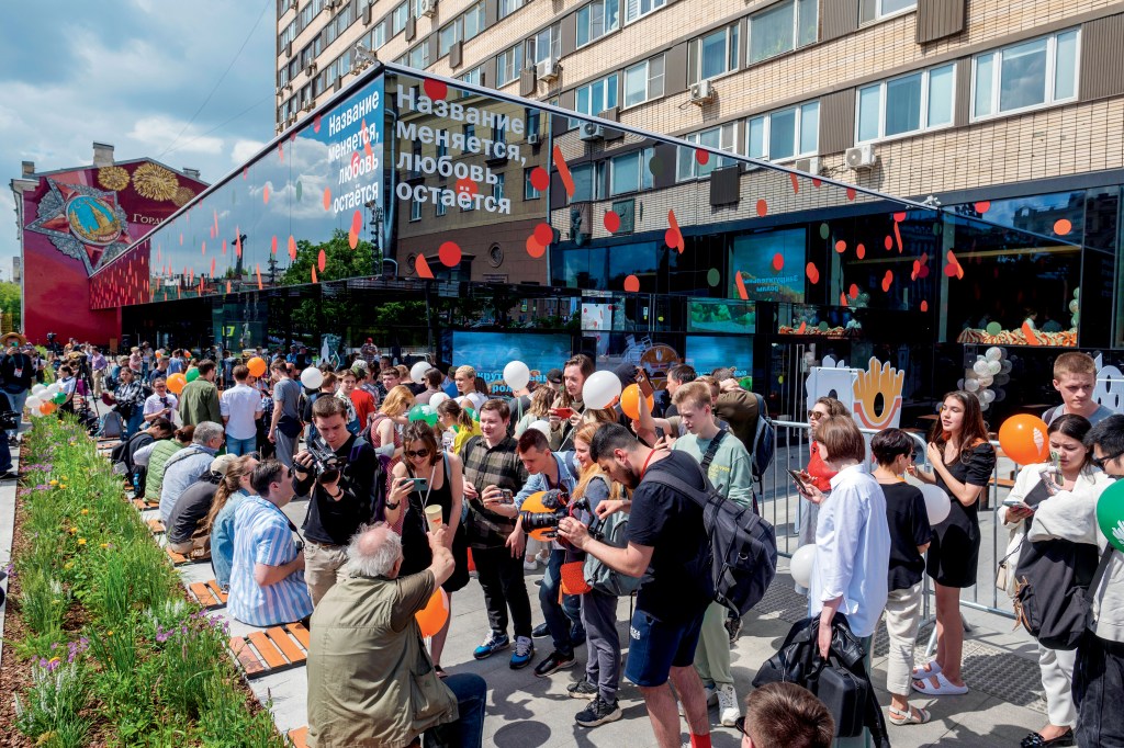 Pessoas fazem fila para visitar um restaurante de fast food recém-inaugurado em uma antiga loja do McDonald's, em Bronnaya, na cidade de Moscou, na Rússia -