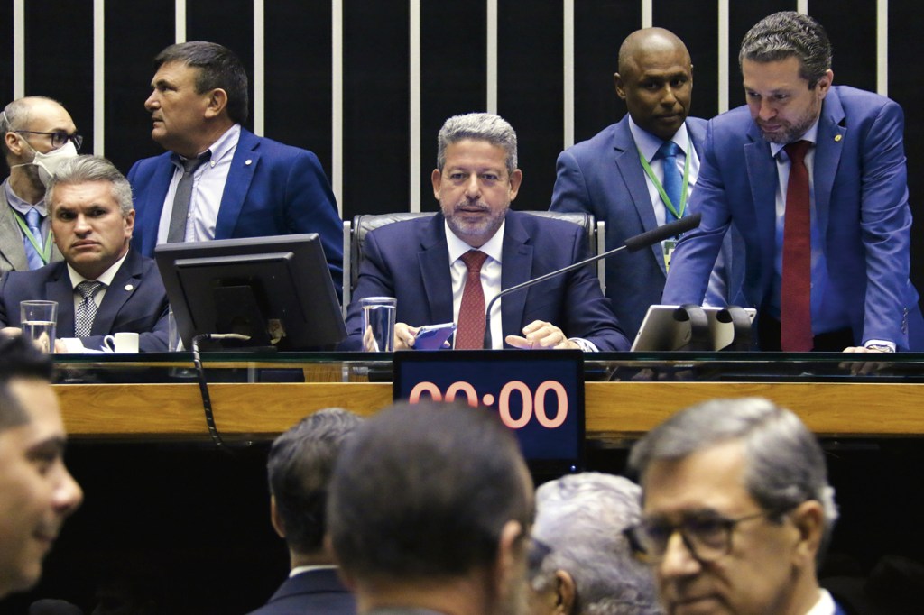 O ministro da Casa Civil, Rui Costa, e o senador Jaques Wagner conversam com o senador Randolfe Rodrigues (de costas), no Palácio do Planalto, em maio do ano passado