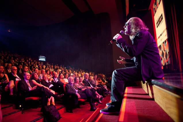 Alceu Valença cantando durante a apresentação da 8ª edição do Prêmio Bravo!, no Auditório do Ibirapuera, em 2012.
