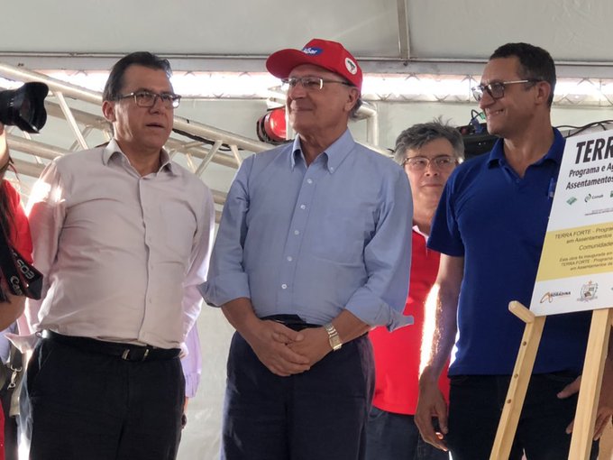 O ex-governador Geraldo Alckmin (PSB), com o boné do MST, em inauguração de cooperativa do movimento em Andradina (SP)