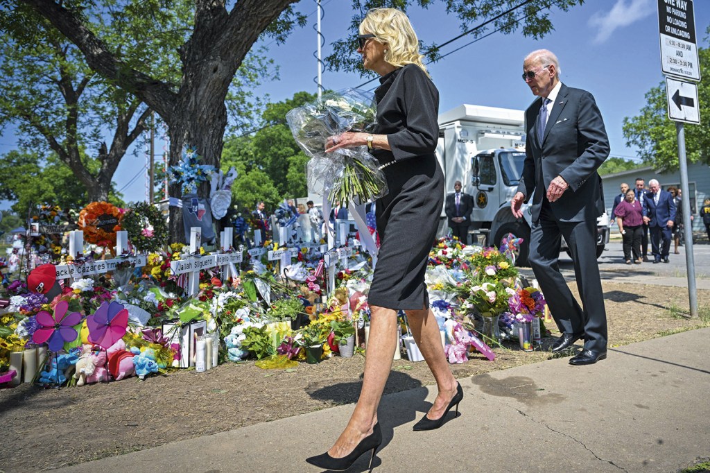 TRAGÉDIA EM SÉRIE - Jill e Joe Biden depositam flores em Uvalde: tentando vencer a resistência a controles -