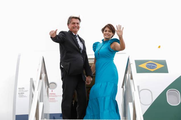 Presidente da República, Jair Bolsonaro e a primeira dama Michelle Bolsonaro, durante embarque no Aeroporto Internacional de Los Angeles, com destino `a Orlando-EUA, em 10/06/2022.