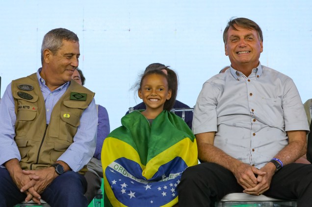 Ministro Braga Netto e o Presidente Jair Bolsonaro durante cerimônia de entrega do Residencial Buritis, em Coronel Fabriciano-MG, 26/05/2022.