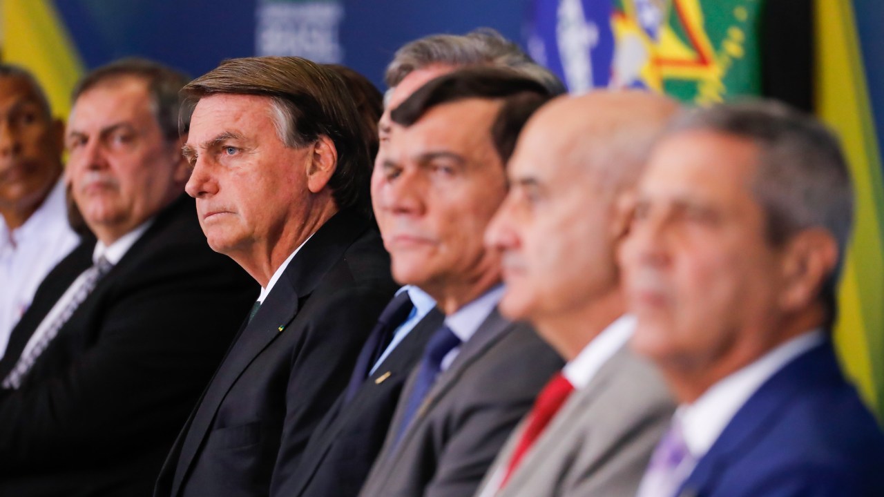 O presidente Jair Bolsonaro (PL), ao lado de ministros militares, em cerimônia no Palácio do Planalto