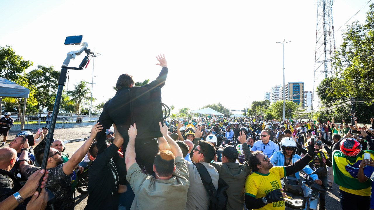 O presidente Jair Bolsonaro (PL) é saudado por participantes de motociata em Manaus