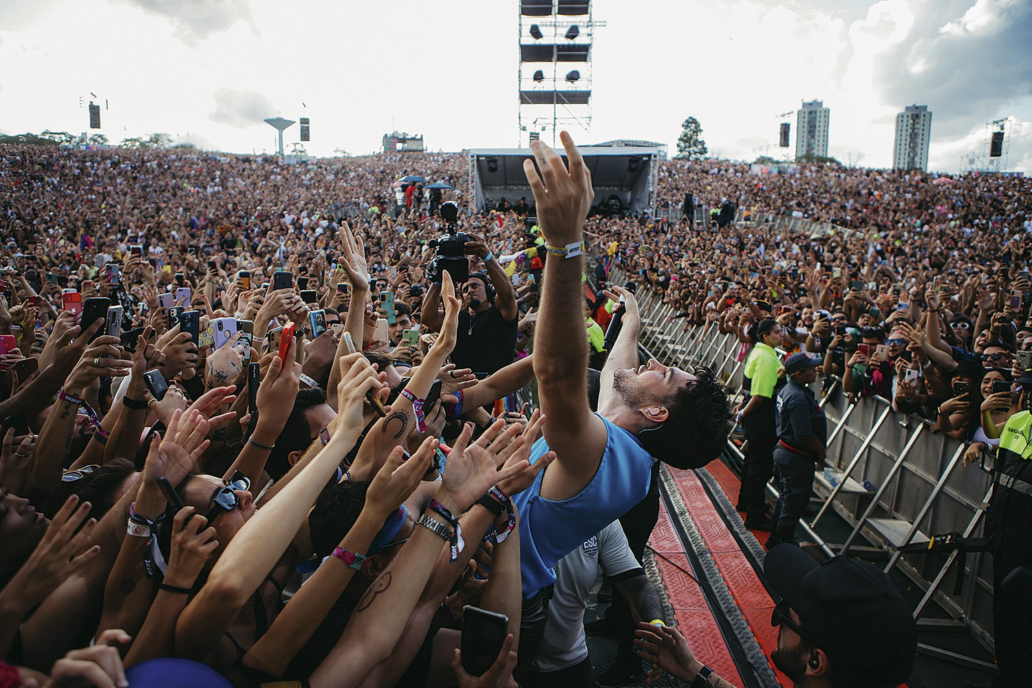 APOTEOSE - Jão nos braços do público: sucesso no Lollapalooza -