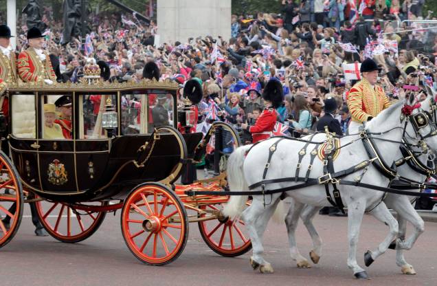 A rainha britânica Elizabeth II e o príncipe Philip da Grã-Bretanha voltam ao Palácio de Buckingham após o casamento real do príncipe britânico William e sua esposa Kate, duquesa de Cambridge, em Londres, 29/04/2011.