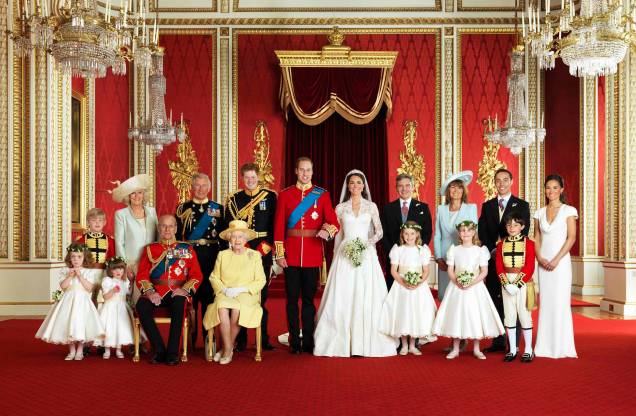 O príncipe britânico William e sua noiva Catherine, duquesa de Cambridge, posam para uma fotografia oficial, com suas famílias, no dia do casamento, na sala do trono do Palácio de Buckingham, no centro de Londres, em 29/04/2011.