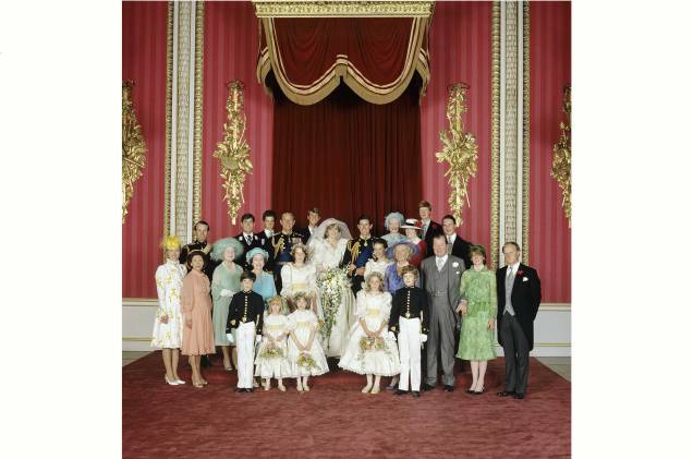 A foto oficial do casamento de Charles e Diana na Sala do Trono no Palácio de Buckingham, em 29/07/1981.