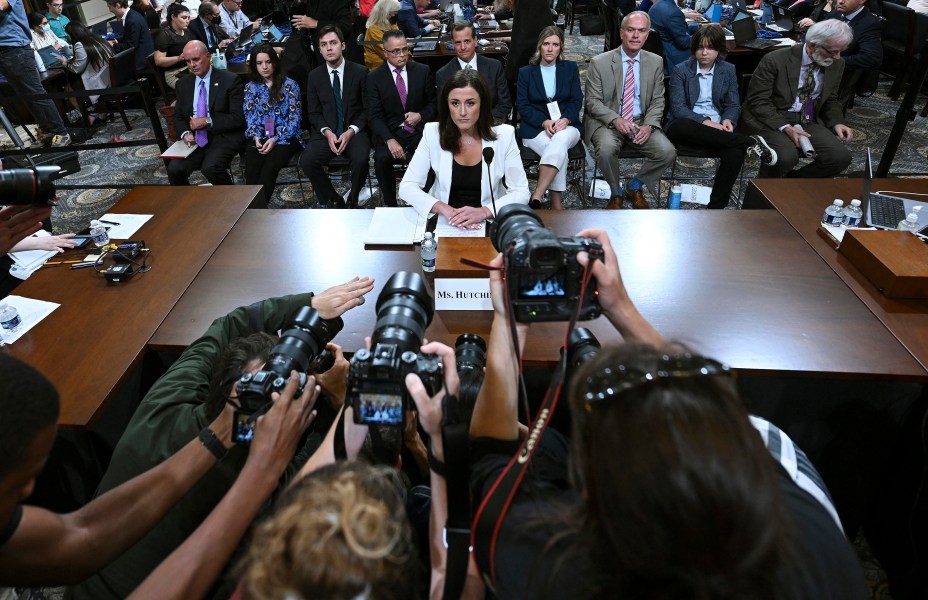 Cassidy Hutchinson, uma das principais ex-assessoras do chefe de gabinete da Casa Branca de Trump, Mark Meadows, descreve as ações do ex-presidente Donald Trump para Investigar o Ataque de 6 de janeiro no Capitólio dos EUA, Washington DC, em 28/06/2022.