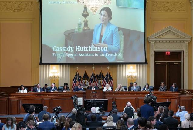 Um vídeo de Cassidy Hutchinson, então assessora do ex-chefe de gabinete da Casa Branca Mark Meadows, é mostrado durante a quinta audiência do Comitê Seleto da Câmara para Investigar o Ataque de 6 de janeiro ao Capitólio dos EUA, Washington, DC, em 23/06/2022.