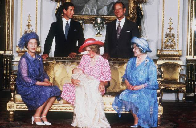 Rainha Elizabeth, príncipe Charles, princesa Diana, príncipe William, Philip, duque de Edimburgo e a rainha Mãe.