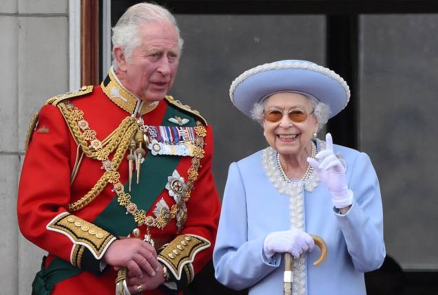 A Rainha Elizabeth II da Grã-Bretanha com o Príncipe Charles, Príncipe de Gales da Grã-Bretanha`a um sobrevôo especial da RAF, como parte das celebrações do jubileu de platina da Rainha Elizabeth II, em Londres, 02/06/2022.