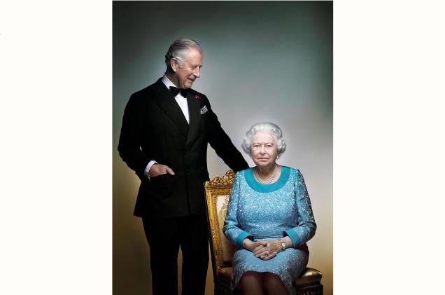 O príncipe britânico Charles posa com sua mãe, a rainha Elizabeth II, na White Drawing Room do Castelo de Windsor, 14/05/2016.