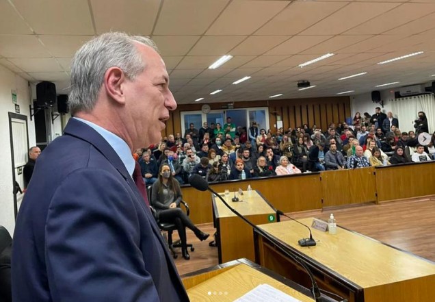 Ciro Gomes pré candidato `a presidência pelo PDT participa de uma sessão solene em homenagem `a Leonel Brizola, na Câmara Municipal de São Borja (RS). Cidade natal dos ex-presidentes Getúlio Vargas e João Goulart, e onde Leonel Brizola está sepultado, em 21/06/2022.