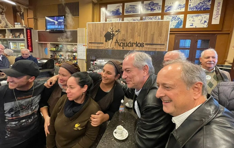 Ciro Gomes pré candidato `a presidência pelo PDT em campanha, durante visita `a um café em Pelotas, Rio Grande do Sul, em 10/06/2022.