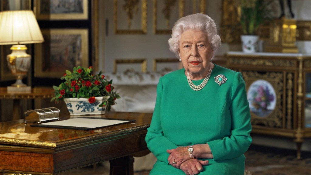 Imagem de folheto do Palácio de Buckingham da rainha Elizabeth da Grã-Bretanha durante seu discurso à nação e à Commonwealth em relação à epidemia de coronavírus (COVID-19), gravada no Castelo de Windsor, Grã-Bretanha, em 5 de abril de 2020. Palácio de Buckingham/Folheto via AFP