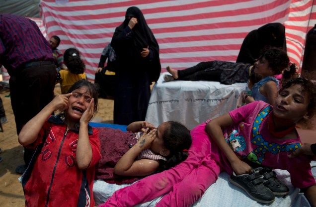 Crianças palestinas que inalaram gás lacrimogêneo se recuperam em uma tenda médica durante um protesto perto de Beit Lahiya, Faixa de Gaza, 2021.