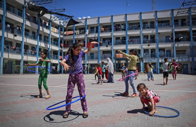 Crianças brincam em uma escola administrada pela Agência das Nações Unidas de Assistência aos Refugiados Palestinos na Cidade de Gaza, em 19 de maio de 2021.