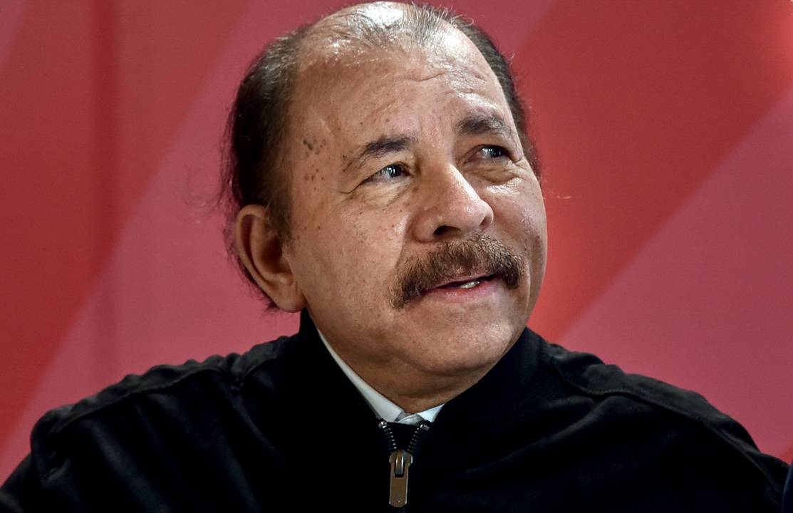 AME4403. LA HABANA (CUBA), 14/12/2021.- El presidente de Cuba, Miguel DÌaz-Canel (d), recibe hoy a su homÛlogo nicarag¸ense Daniel Ortega a su llegada al Palacio de la RevoluciÛn para participar en la XX cumbre de la ALBA, en La Habana (Cuba). DÌaz-Canel recibiÛ este martes a sus homÛlogos de Venezuela, Nicaragua y Bolivia, Nicol·s Maduro, Daniel Ortega y Luis Arce, a su llegada al Palacio de la RevoluciÛn para la XX cumbre de la Alianza Bolivariana de los Pueblos de Nuevas AmÈrica (ALBA). La cita en La Habana, que coincide con el 17 aniversario de la fundaciÛn del bloque, se va a centrar en las consecuencias de la pandemia y las vÌas para la integraciÛn econÛmica. EFE/ ADALBERTO ROQUE /POOL