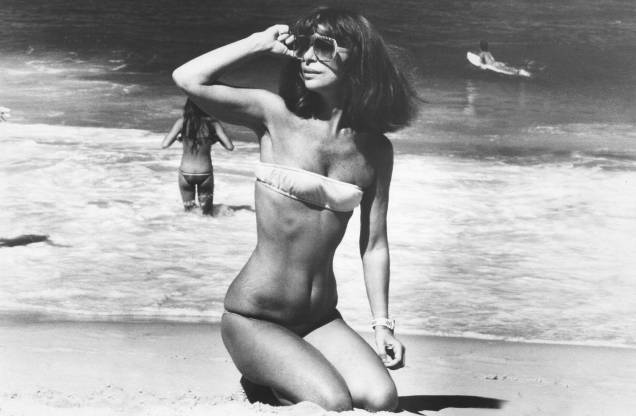 A escritora, jornalista, modelo e atriz Danuza Leão, na praia do Rio de Janeiro, anos 80.