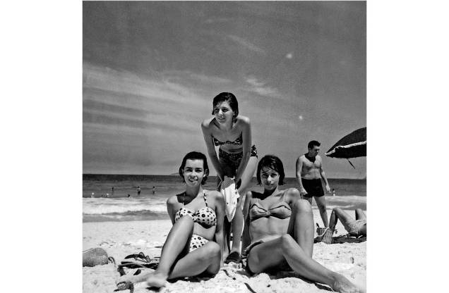 Cantora Nara Leão com sua irmã escritora, jornalista, modelo e atriz Danuza Leão(sentadas) e uma amiga, na praia do Rio de Janeiro, anos 60.