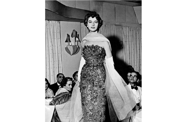 A escritora, jornalista, modelo e atriz Danuza Leão, durante desfile de moda, Anos 60.