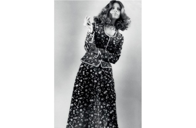 A escritora, jornalista, modelo e atriz Danuza Leão, em ensaio fotográfico de moda, anos 70.