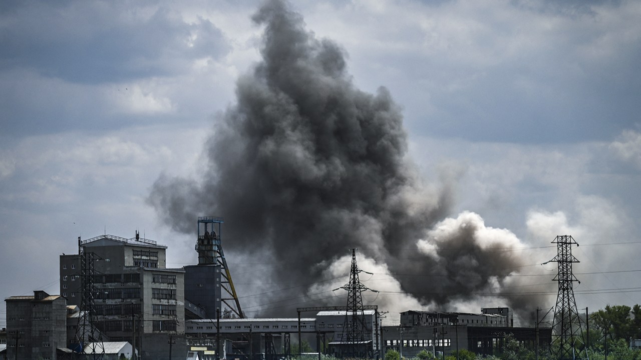 DESTRUIÇÃO - Fábrica bombardeada pelas tropas de Putin: batalhas pelo controle das cidades no leste ucraniano -