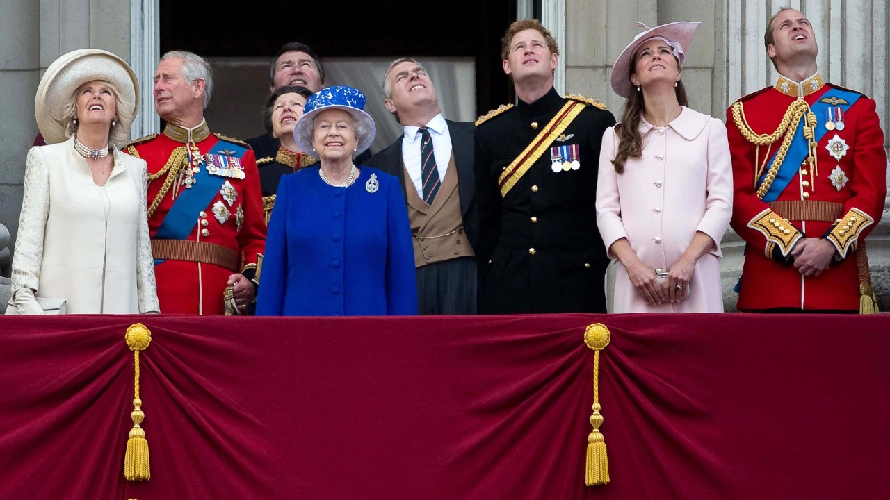 Rainha Elizabeth da Grã-Bretanha (4º E) na varanda do Palácio de Buckingham com Camilla, Duquesa da Cornualha (L), Príncipe Charles (2º E), Príncipe Andrew (4º D), Príncipe Harry (3º R), Príncipe William (R) e Catherine, Duquesa de Cambridge após a cerimônia do Trooping the Color no centro de Londres em 15 de junho de 2013. O Trooping the Color é uma cerimônia para homenagear o aniversário oficial do soberano. REUTERS/Paul Hackett (Grã-Bretanha - Tags: ANNIVERSARY ENTERTAINMENT SOCIETY ROYALS)