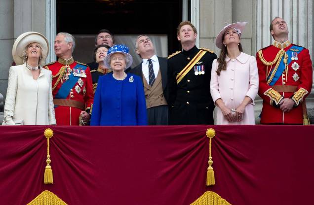 Rainha Elizabeth da Grã-Bretanha no Palácio de Buckingham com Camilla, Duquesa da Cornualha, Príncipe Charles, Príncipe Andrew , Príncipe Harry, Príncipe William e Catherine, Duquesa de Cambridge após a cerimônia do Trooping the Color no centro de Londres, em 15/05/2013.