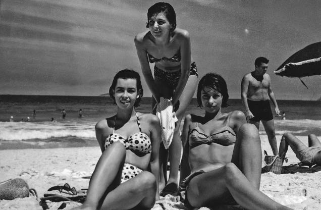 Danuza Leão, à direita, com sua irmã, Nara Leão, e uma amiga, Rio de Janeiro, anos 60.