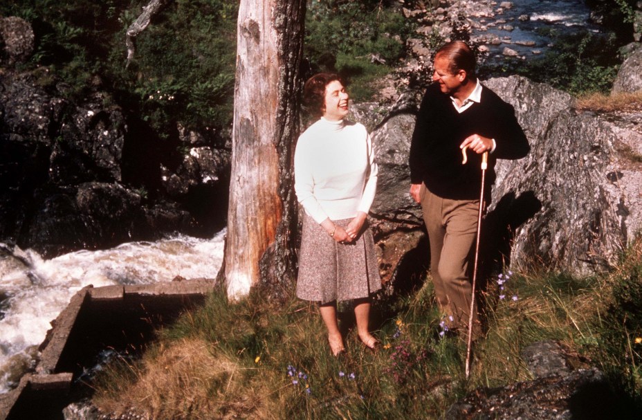 A rainha Elizabeth II da Inglaterra com seu marido, o príncipe Philip, passeando pela propriedade em Balmoral. 05/09/1972.