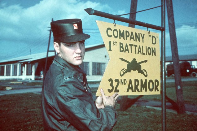 Elvis Presley com roupa de soldado em Friedberg, Alemanha, em 1958.
