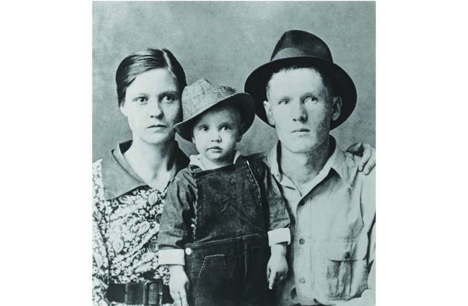 Elvis Presley com 2 anos, entre seus pais Vernon Presley e Gladys Presley, em Tupelo, Mississippi. 1937.