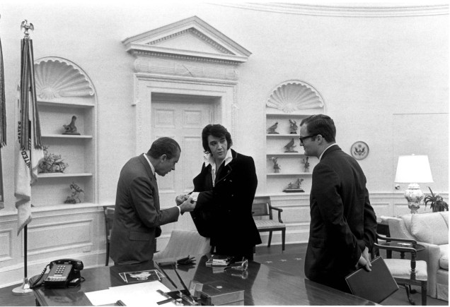 O presidente dos EUA Richard M. Nixon, recebe na Casa Branca o astro do rock Elvis Presley, em 21/12/1970.