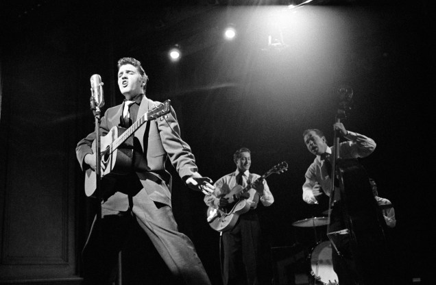 Show de Elvis Presley, Scotty Moore, Bill Black e DJ Fontana no "Stage Show, EUA. 17/03/1956.