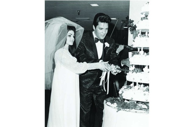 Elvis Presley e Priscilla em seu casamento em Las Vegas, em 05/67.