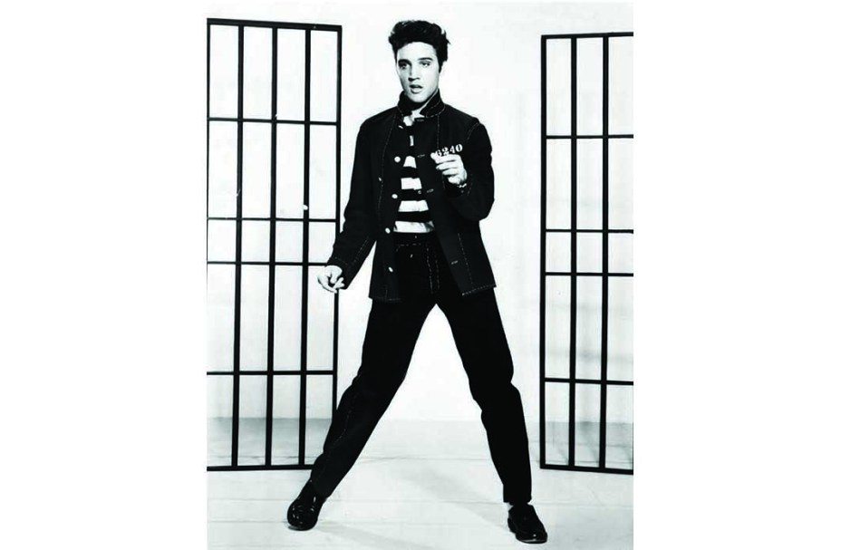 Elvis Presley apresenta a música Jailhouse, de 1953.