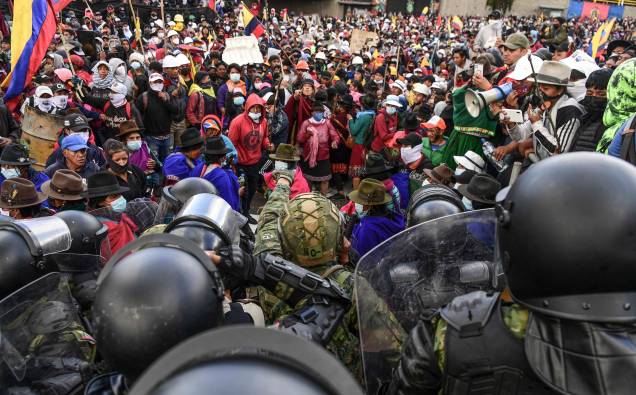 Manifestantes enfrentam a polícia enquanto tentam chegar à Assembleia Nacional em Quito no Equador, em 23/06/2022.