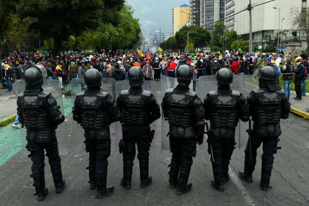 Policiais montam guarda enquanto indígenas se reúnem na área do parque El Arbolito, em Quito no Equador, em 22/06/2022.