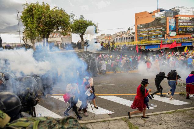 Manifestantes entram em confronto com a polícia nos arredores do Parque Arbolito, em Quito no Equador, em 23/06/2022.